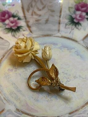 1950’s Winard 12K GF Carved Celluloid Flower Brooch